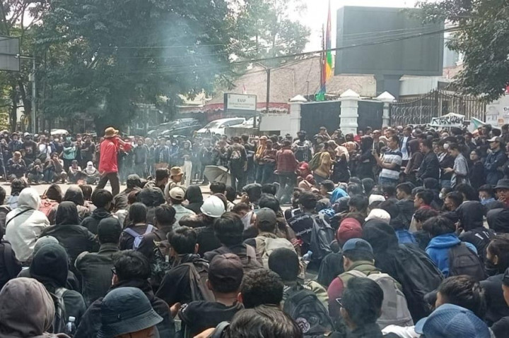 Aksi juga diisi dengan orasi dan membakar kayu, spanduk, pembatas jalan serta benda lain yang mereka temukan. Mahasiswa juga menempelkan pamflet berisi kecamatan dan protes di tembok pagar DPRD Jawa Barat. Massa kompak menggunakan pakaian serbahitam.