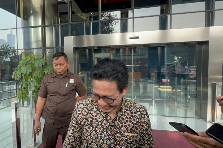 KPK menetapkan 21 tersangka dalam perkara ini. Sebanyak empat orang berstatus penerima suap dan 17 lainnya pemberi.