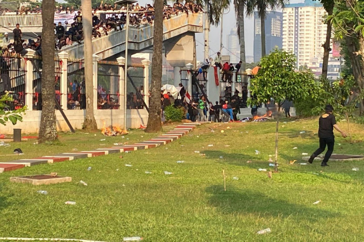 Kerumuman masa yang tepecah juga memasuki ruas jalan tol sehingga menghambat kendaraan yang melintas.