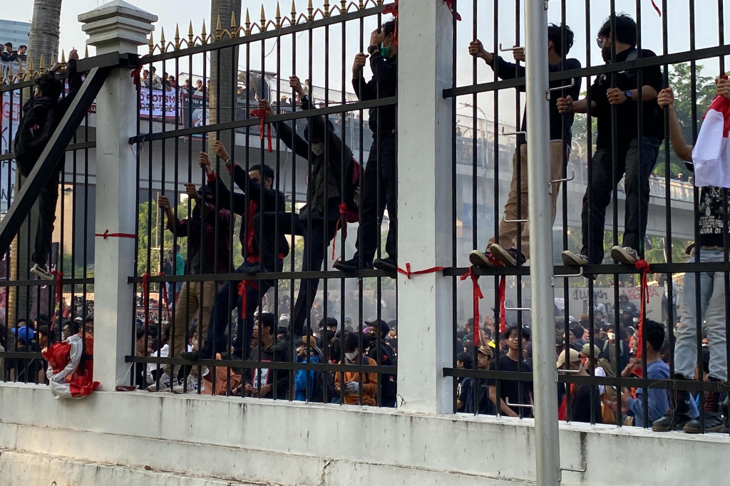 Sejumlah massa aksi tolak Revisi Undang-Undang (RUU) Pemilihan Kepala Daerah (Pilkada) menerobos masuk gedung DPR melalui pagar yang telah jebol.