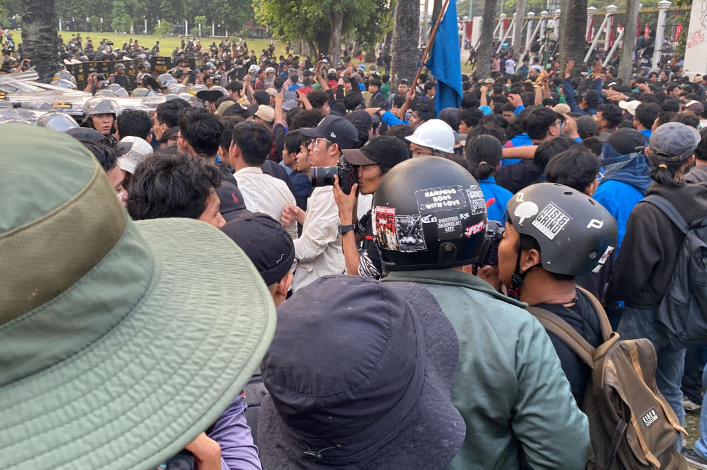 Bentrok antara pengunjuk rasa dan pihak keamanan pun tidak terhindarkan.