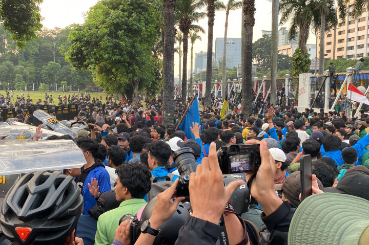 Pihak keamanan terus berupaya untuk menjaga kondisi agar tetap kondusif dengan merapatkan barisan. Pihak kepolisian juga mengamankan beberapa peserta pendemo yang dianggap menjadi provokator.