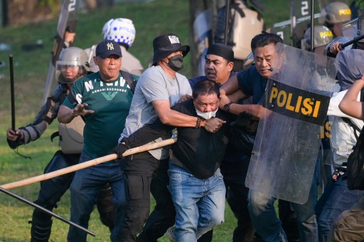 ?Petugas kemudian merangsek ke depan dan terlibat saling dorong melawan massa dan beberapa pendemo diamankan.