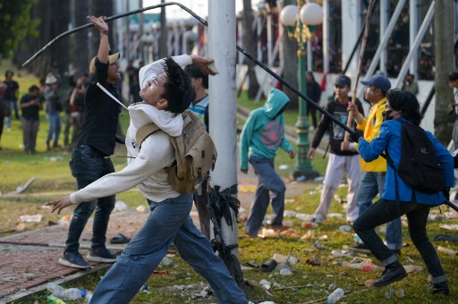 Ketika para personel mulai membubarkan massa, mendadak terjadi pelemparan ke arah personel yang sedang bertugas. 