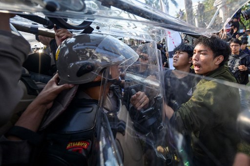 Polisi lantas menembakkan kanon air (water canon) dan gas air mata ke arah massa aksi.