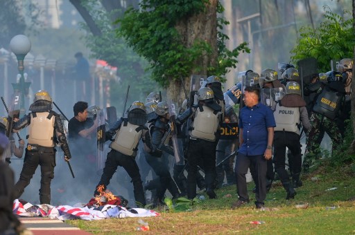 Hujan bebatuan pun terjadi dari seluruh sisi luar depan gedung DPR ke arah halaman di dalam. Massa yang ada di depan tembok jebol pun mulai mencoba masuk secara paksa, namun dihalau petugas.