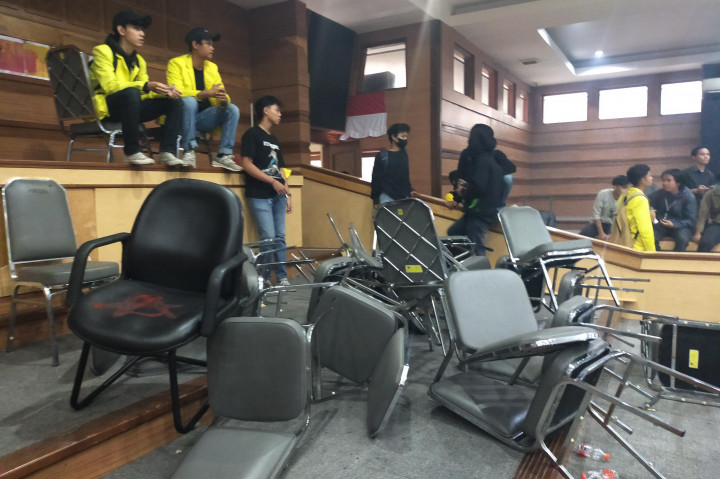 Pantauan di lokasi ribuan mahasiswa tersebut berasal dari Universitas Siliwangi Tasikmalaya, Universitas Perjuangan (Unper) dan perguruan tinggi lainnya melakukan aksi di depan pintu gerbang DPRD Kota Tasikmalaya, memblokir jalan RE Martadinata dan mereka melakukan orasi terkait sikap DPR RI yang akan berupaya membatalkan keputusan MK hingga mereka akan merevisi RUU Pilkada.