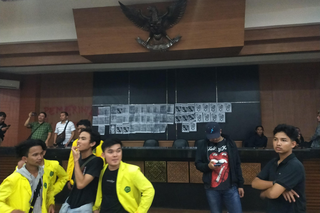 Ribuan mahasiswa yang membawa berbagai spanduk ukuran besar bertuliskan 'Dari Pilres hingga Pilkada acara keluarga', #Tegakkan kontitusi di #Politik riang gembira, tolak pilkada akal-akalan, rakyat gugat negara serta poster lainnya. Namun, suasana makin memanas karena anggota Polisi dan Satpol PP yang berjaga di pintu gedung DPRD Kota Tasikmalaya saling dorong dan berakhir ricuh.