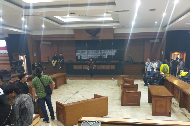 Masa aksi berhasil menerobos barisan depan anggota Polisi, Satpol PP yang tengah berjaga dan mereka menurunkan bendera merah putih setengah tiang di halaman Gedung DPRD Kota Tasikmalaya dengan membakar ban bekas dan mereka menduduki ruang rapat paripurna. Para mahasiswa bersatu dengan pelajar SMA dan melakukan aksi melempar kursi, mencoret dinding memakai pilox, menempel famlet.