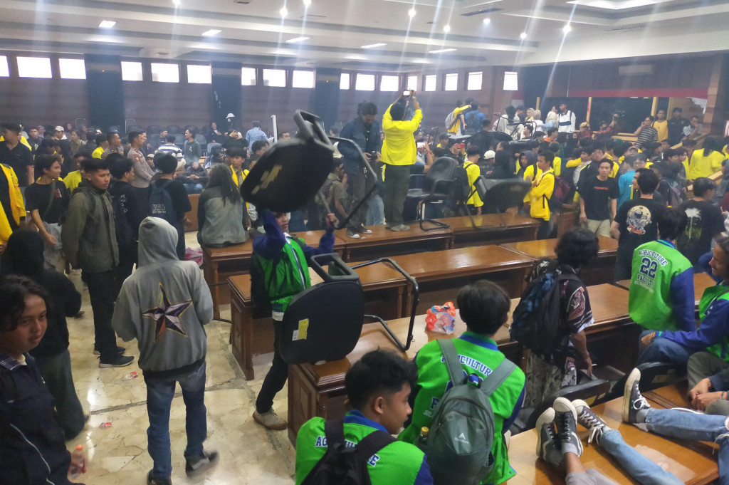 Ribuan mahasiswa dari berbagai perguruan tinggi di Tasikmalaya, Jawa Barat melakukan aksi demonstrasi atas sikap DPR RI yang berupaya membatalkan keputusan Mahkamah Konstitusi (MK) dengan merevisi RUU Pilkada. Aksi mahasiswa sempat terjadi saling dorong di pintu gerbang masuk DPRD, hingga berakhir ricuh dan mereka langsung menduduki ruang rapat Paripurna.