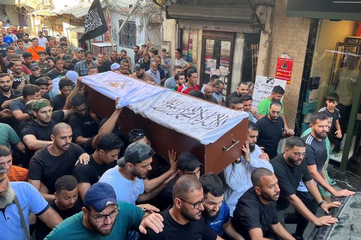 Kantor Berita Nasional Lebanon yang dikelola negara mengatakan bahwa al-Maqdah tewas ketika sebuah drone Israel menyerang mobilnya di wilayah Villas di Sidon.