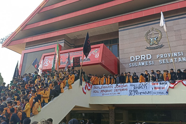 Masyarakat, mahasiswa, dan buruh katanya, turun melakukan aksi unjuk rasa untuk menentukan nasib mereka sendiri dan menolak apa yang dilakukan oleh Jokowi dan partai politik yang ingin membajak demokrasi secara sempurna melalui Undang-Undang Pilkada. 