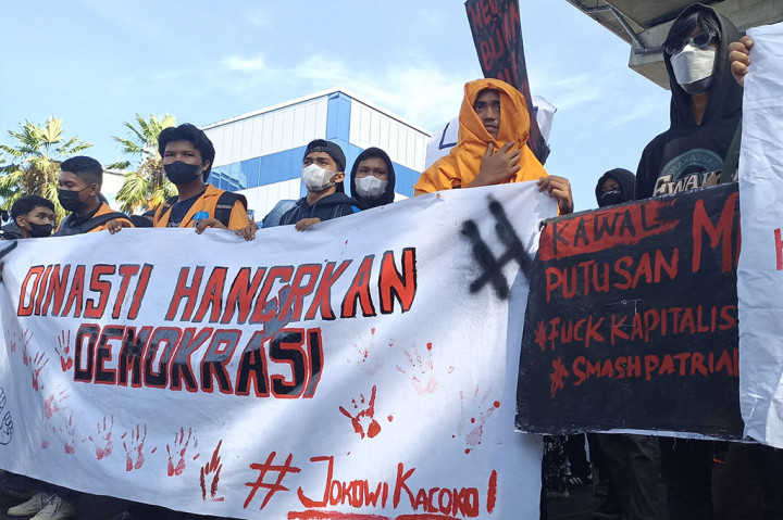 Ia juga menyatakan, hari ini mahasiswa, buruh, dan masyarakat turun ke jalan untuk memberi peringatan kepada pemerintah dan seluruh partai politik agar berhenti mempermainkan konstitusi. 