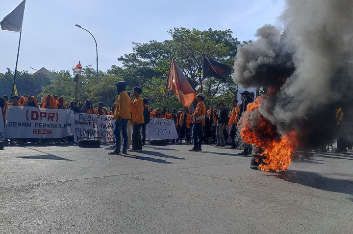 Ribuan mahasiswa, buruh, dan masyarakat di Kota Makassar, Sulawesi Selatan turun ke jalan menggelar aksi unjuk rasa menolak revisi Undang-Undang Pilkada yang tengah digodok di DPR RI. 