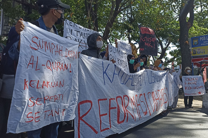 Kordinator massa aksi penolakan revisi UU Pilkada, Azis Dumpa, mengatakan bahwa mahasiswa dan masyarakat yang turun ke jalan untuk memastikan penghancuran demokrasi yang dilakukan saat ini dihentikan. 