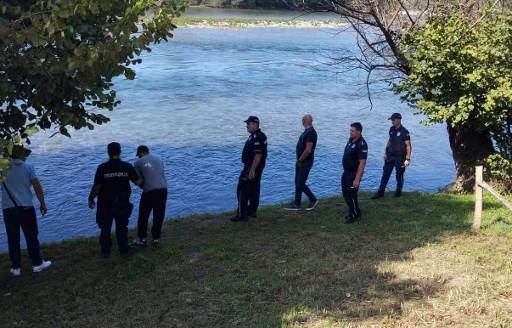 Petugas Polisi sedang mencari korban di tepi Sungai Drina setelah sebuah kapal yang membawa 30 migran ilegal tenggelam di perbatasan antara Serbia dan Bosnia-Herzegovina dekat Kota Ljubovija, Kamis, 22 Agustus 2024. 