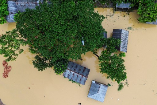 Hujan monsun yang tak henti-hentinya dan banjir telah membuat hampir tiga juta warga Bangladesh terlantar, dua orang tewas, menenggelamkan wilayah yang luas dan merusak rumah serta infrastruktur.