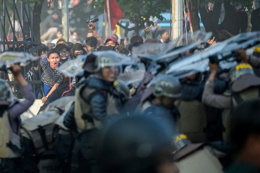 Kericuhan kembali terjadi saat polisi memaksa mundur massa unjuk rasa RUU Pilkada di depan Gedung DPR/MPR RI pada Kamis, 22 Agustus 2024 malam.