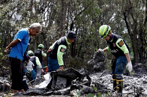 Petugas penyelamat memeriksa reruntuhan pesawat kecil yang jatuh di wilayah Provinsi Chachoengsao, Thailand, pada Jumat, 23 Agustus 2024.
