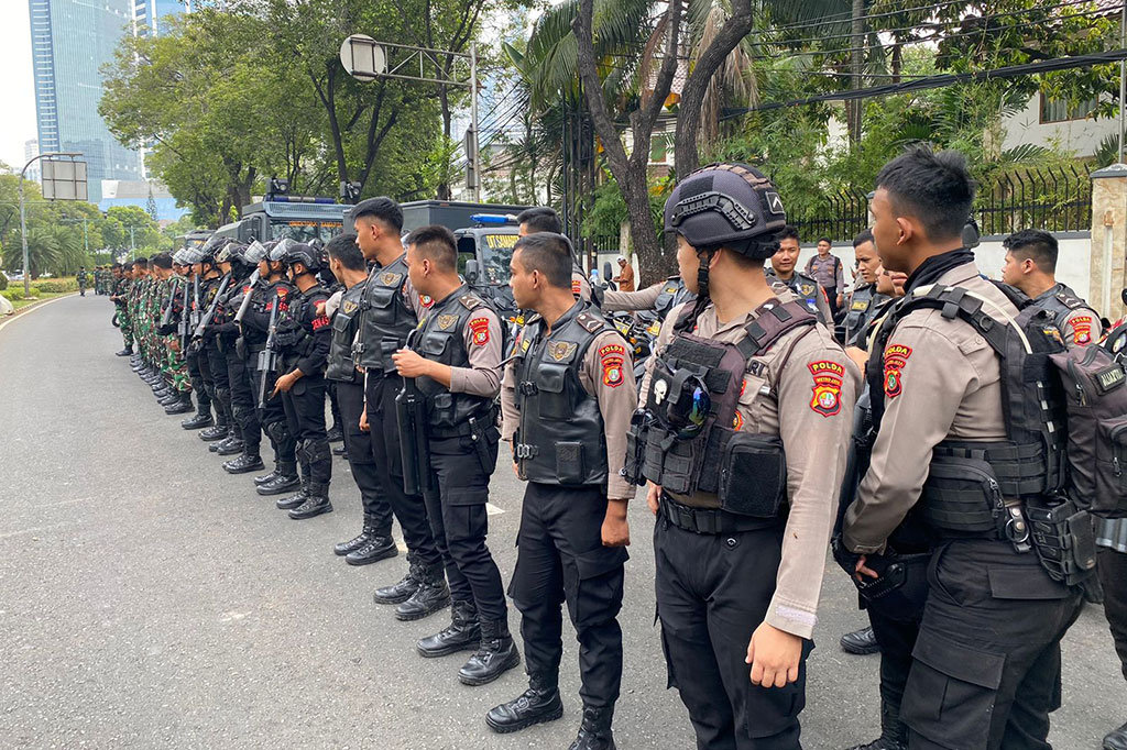 Kepolisian mengerahkan 1.293 personel gabungan untuk mengantisipasi adanya aksi beberapa elemen masyarakat di depan Kantor Pemilihan Umum Republik Indonesia (KPU RI) di Jalan Imam Bonjol, Menteng, Jakarta Pusat.