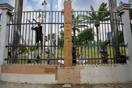 Pagar Gedung MPR/DPR/DPD yang berlokasi di Jalan Gatot Subroto, Jakarta, jebol oleh massa aksi yang menolak Rancangan Undang-Undang (RUU) Pilkada ketika mencoba masuk ke kompleks parlemen tersebut.