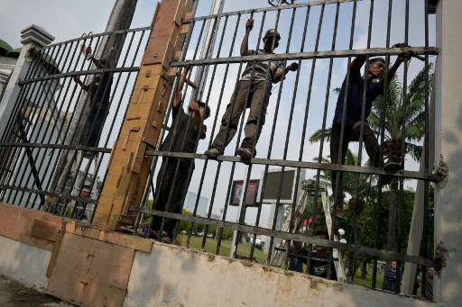 Beberapa pekerja terlihat mengelas besi-besi pagar dan mengecor tiang pagar.