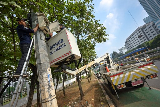 Peristiwa tersebut terjadi sekitar pukul 14.30 WIB ketika aksi protes terus berlanjut sejak pagi hari. Momen itu pun langsung membuat aparat kepolisian bersiaga dan menggunakan tameng lengkap beserta pelindung badan.