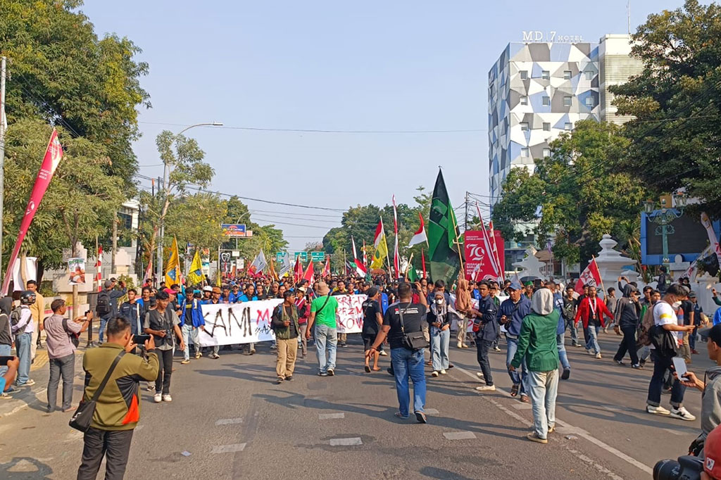 Ribuan mahasiswa gabungan se-Cirebon, melakukan aksi unjuk rasa dengan mengepung Gedung DPRD Kota Cirebon, Jawa Barat, Jumat, 23 Agustus 2024.