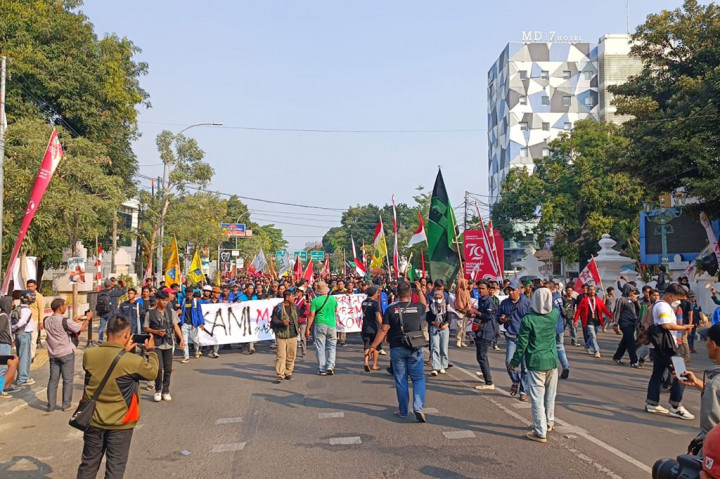 Ribuan mahasiswa gabungan se-Cirebon, melakukan aksi unjuk rasa dengan mengepung Gedung DPRD Kota Cirebon, Jawa Barat, Jumat, 23 Agustus 2024.