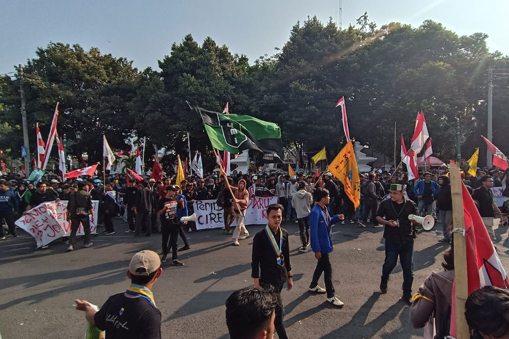 Aksi tersebut sebagai bentuk penolakan adanya kepimimpinan dinasti yang terjadi di Indonesia saat ini. Selain itu, mahasiswa juga menyuarakan dukungannya terhadap keputusan yang telah ditetapkan oleh Mahkamah Konstitusi (MK).