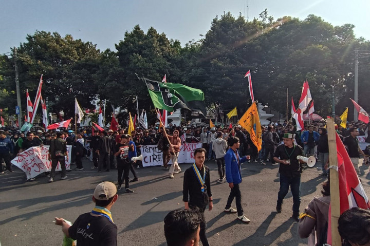 Aksi tersebut sebagai bentuk penolakan adanya kepimimpinan dinasti yang terjadi di Indonesia saat ini. Selain itu, mahasiswa juga menyuarakan dukungannya terhadap keputusan yang telah ditetapkan oleh Mahkamah Konstitusi (MK).