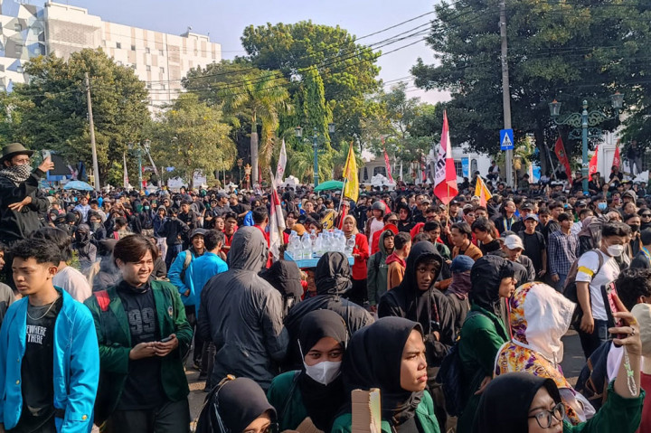 Rimba, salah satu peserta aksi dari HMI Cabang Cirebon mengatakan, Jokowi seringkali membegal demokrasi dengan cara menganulir sejumlah keputusan yang telah ditetapkan. 