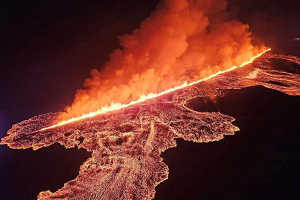 Gunung berapi di Islandia barat daya meletus untuk keenam kalinya pada Kamis, 22 Agustus 2024 malam waktu setempat. Letusan tersebut terlihat menakjubkan dengan memuntahkan lava merah melalui celah baru di Semenanjung Reykjanes.