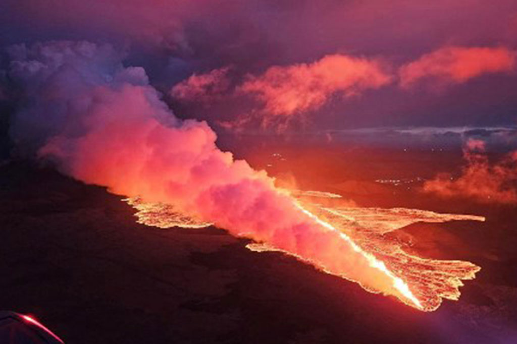 Letusan itu dimulai sekitar pukul 21.00, setelah serangkaian gempa bumi kuat dan dalam waktu satu jam, celah sepanjang 4 kilometer (2,4 mil) kemudian menembus kawah Sundhnukur.