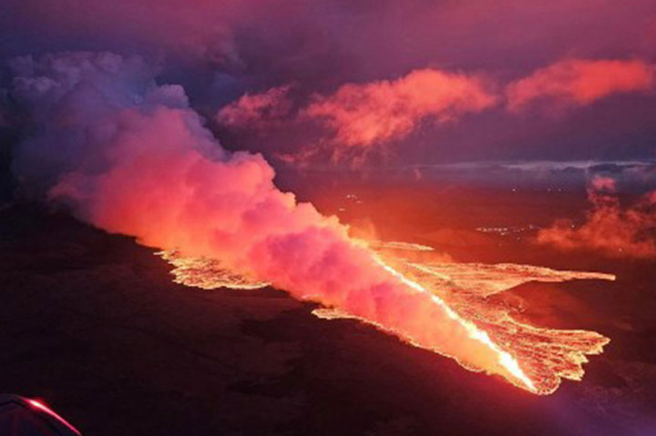 Letusan itu dimulai sekitar pukul 21.00, setelah serangkaian gempa bumi kuat dan dalam waktu satu jam, celah sepanjang 4 kilometer (2,4 mil) kemudian menembus kawah Sundhnukur.