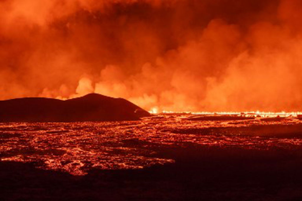 Pihak berwenang Islandia mengatakan dampak letusan tersebut masih terbatas dengan penutupan jalan, tetapi tidak mengancam penduduk terdekat.