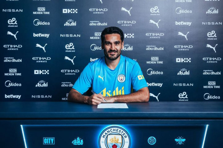 Gelandang Ilkay Gundogan resmi kembali ke Manchester City setelah satu musim membela Barcelona.