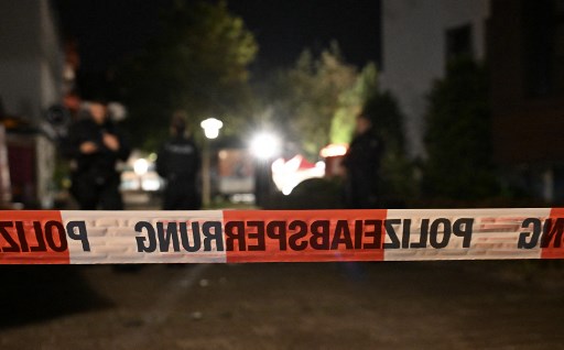 Penyerang diduga melarikan diri dari lokasi kejadian, dan polisi telah meluncurkan operasi pencarian untuk menangkap tersangka. Polisi Solingen meminta masyarakat untuk menghindari pusat kota dan tidak keluar ke jalanan selama operasi berlangsung.