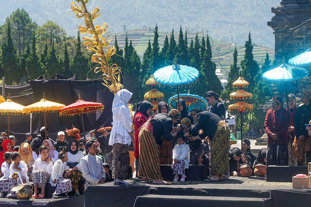 Lebih dari 6 ribu wisatawan menyaksikan prosesi pemotongan rambut gimbal yang merupakan bagian dari Dieng Culture Festival (DCF) 2024. Prosesi tersebut berlangsung di Kompleks Candi Arjuna, Desa Dieng Kulon, Kabupaten Banjarnegara, Jawa Tengah, Sabtu, 24 Agustus 2024.
