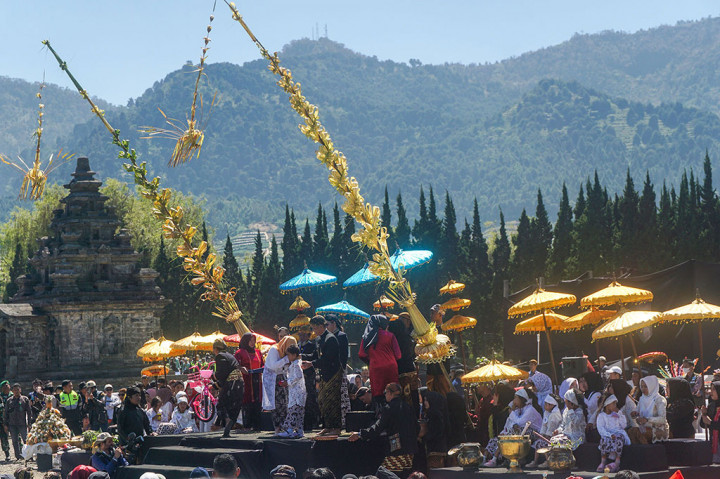 Kepala Dinas Pariwisata dan Kebudayaan Banjarnegara, Tursiman, menjelaskan bahwa ritual ini merupakan tradisi masyarakat di Dataran Tinggi Dieng.