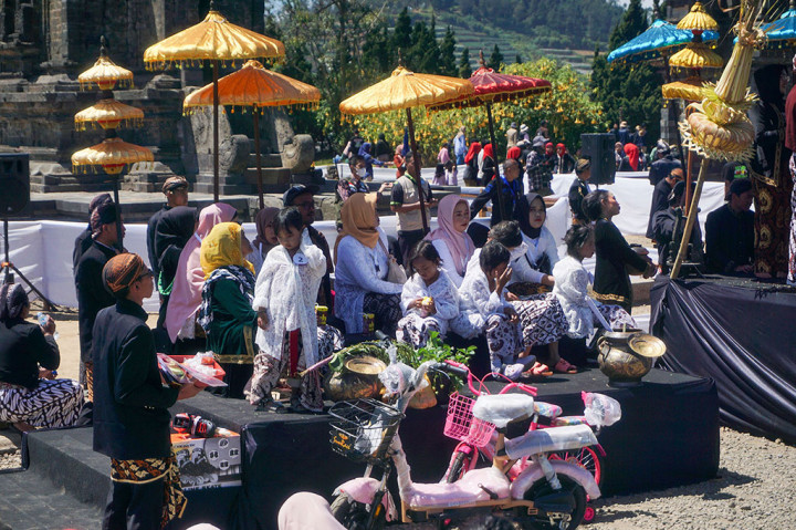 Sebelum rambut gimbal mereka dipotong, ada berbagai permintaan dari anak-anak tersebut yang harus dipenuhi oleh orangtua masing-masing. Permintaan tersebut bervariasi, mulai dari anak itik, sepeda, hingga pertunjukan lengger.