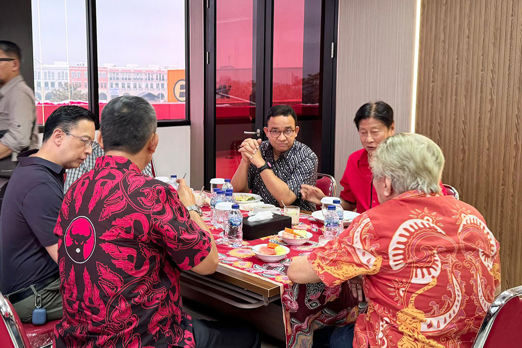 Mantan Gubernur DKI Jakarta Anies Baswedan menyambangi Kantor DPD Partai Demokrasi Indonesia Perjuangan (PDIP) Jakarta di Cakung, Jakarta Timur, Sabtu, 24 Agustus 2024. Anies datang didampingi Juru Bicara Sahrin Hamid dan mantan Menteri Perdagangan Tom Lembong.