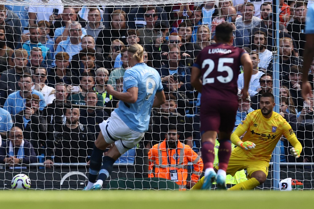 Ipswich sebenarnya memulai laga dengan baik dan unggul lebih dulu atas City pada menit ke-7. Tapi City mampu menyamakan skor lima menit berselang lewat eksekusi penalti Erling Haaland. Penalti diberikan setelah VAR mengonfirmasi pelanggaran Leif Davis terhadap Savinho.