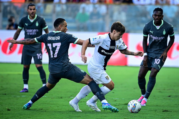 Parma yang mengambil inisiatif serangan lebih dulu mampu menggetarkan gawang Milan ketika laga memasuki menit kedua. Dennis Man sukses menyambar umpan Emanuele Valeri untuk memperdaya Mike Maignan.