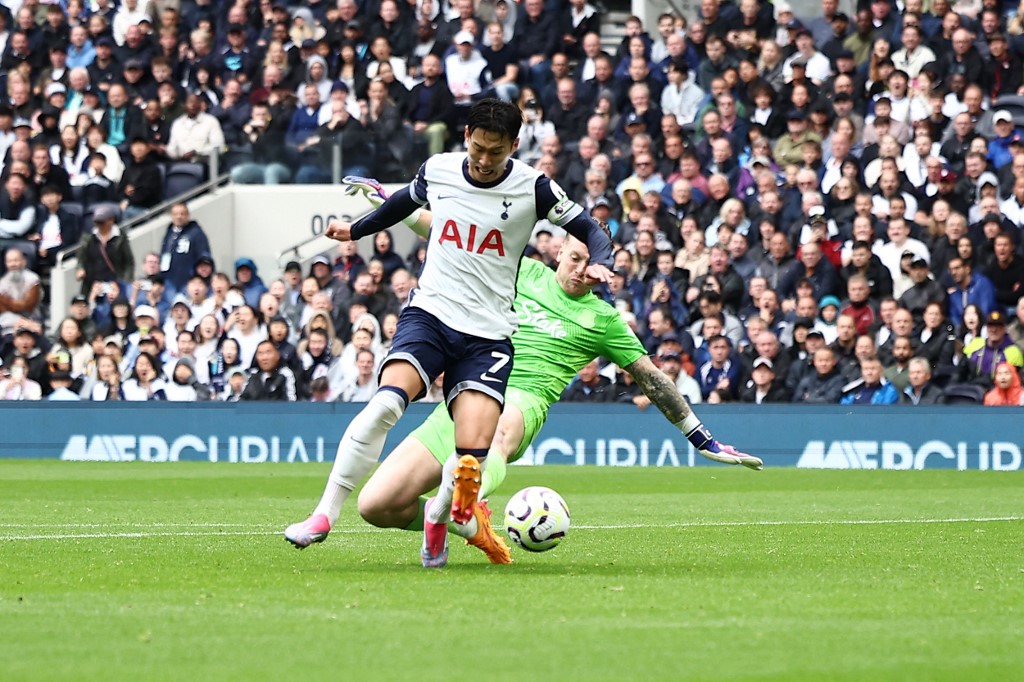 Tottenham Hotspur memetik kemenangan pertamanya setelah menggilas Everton 4-0 dalam pertandingan pekan ke-2 Liga Premier Inggris di Stadion Tottenham Hotspur pada Sabtu, 24 Agustus 2024 malam WIB, dengan kapten Son Heung-min menjadi pahlawan kemenangan Spurs dengan sumbangan dua gol.