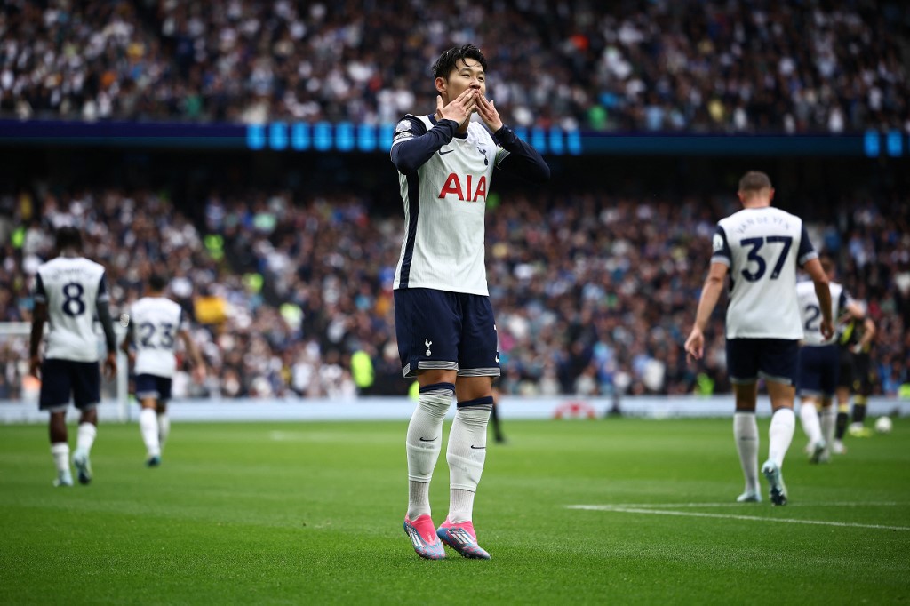 Spurs kembali mencetak gol pada menit ke-25. Kali ini dari kaki kapten Son Heung-min setelah memanfaatkan kesalahan kiper Jordan Pickford.