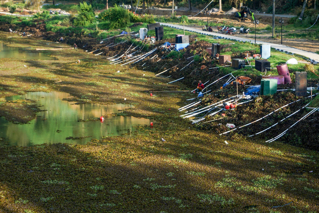 Ratusan petani di sejumlah desa di Kecamatan Batur, Banjarnegara, Jawa Tengah (Jateng) menyedot air dari Telaga Merdada. Mereka mulai menyedot sejak pertengahan Juli lalu, karena tidak ada hujan dan pengairan juga mengering. Di Telaga Merdada ada 200-an pompa aiur yang diletakkan di pinggiran Telaga Merdada.