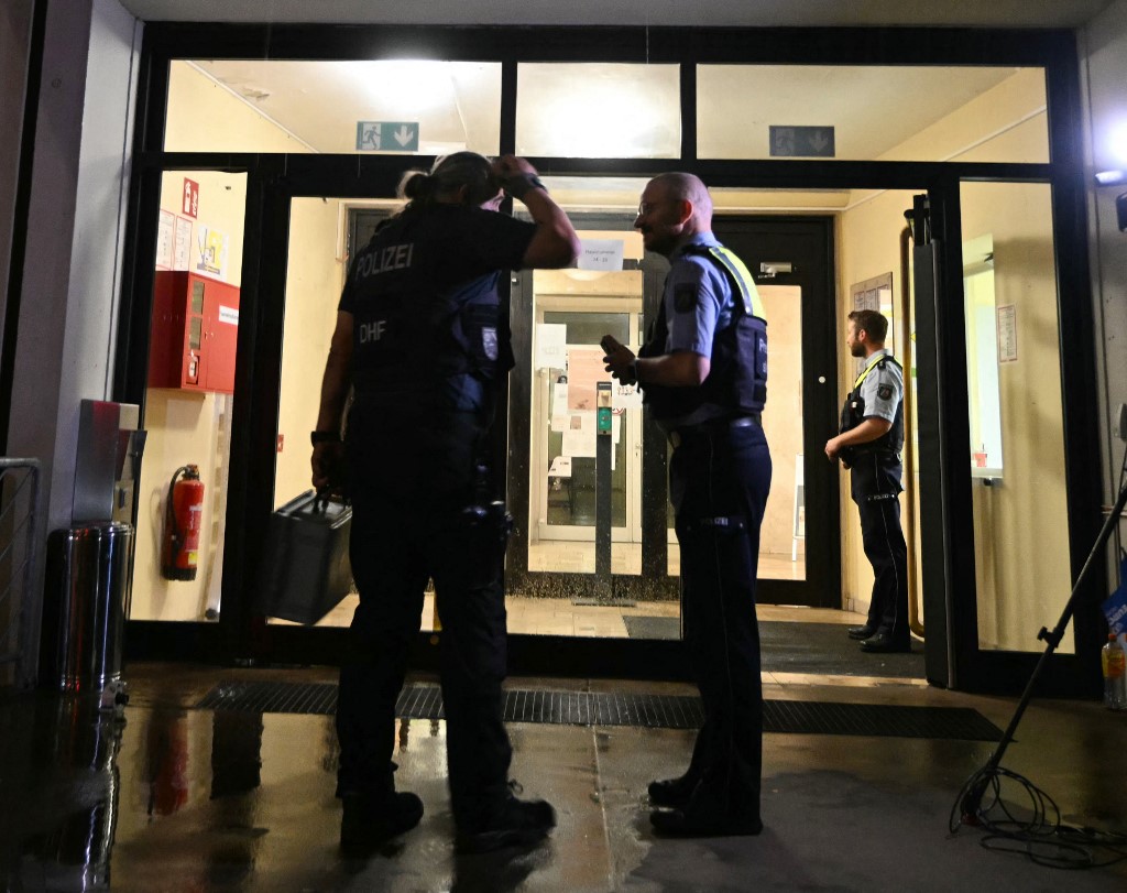 Petugas kepolisian Jerman dari komando operasi khusus memasuki pusat pengungsi setelah terjadi serangan teroris di kota Solingen, bagian barat Jerman, demikian dilaporkan oleh surat kabar Bild pada Sabtu, 24 Agustus 2024.