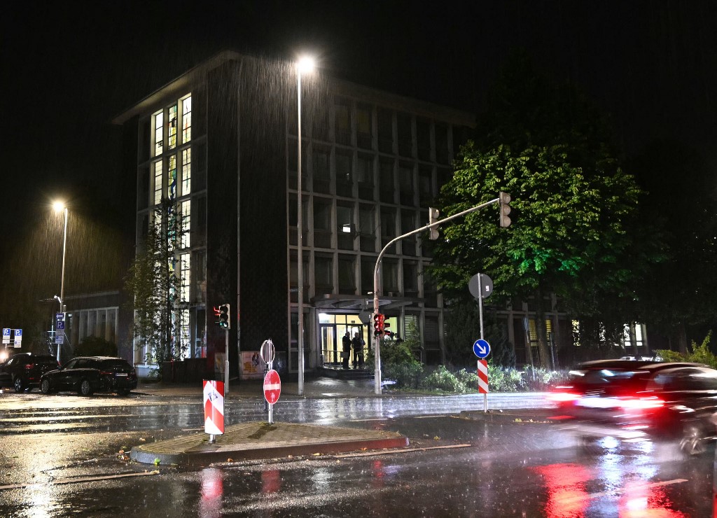 Seekor anjing pelacak polisi dilaporkan membawa penyelidik langsung dari tempat pisau ditemukan ke pusat penampungan tersebut.