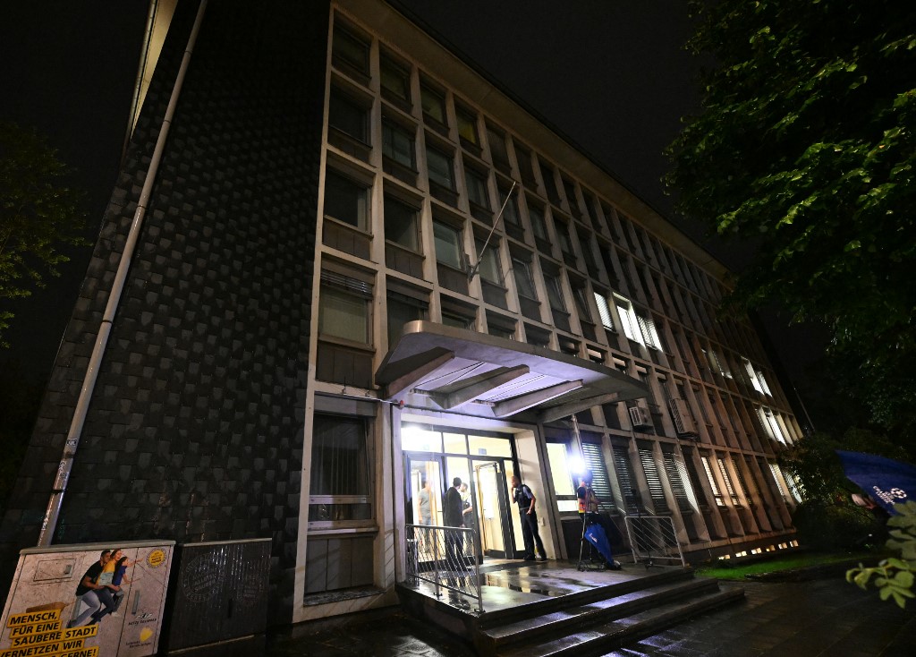 Tempat penampungan pengungsi tersebut berjarak hanya 300 meter dari lokasi serangan dan 150 meter dari tempat senjata yang diduga digunakan dalam serangan tersebut ditemukan, lapor surat kabar itu.